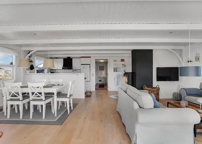 3 Bedroom Cozy In Semesterbostad *